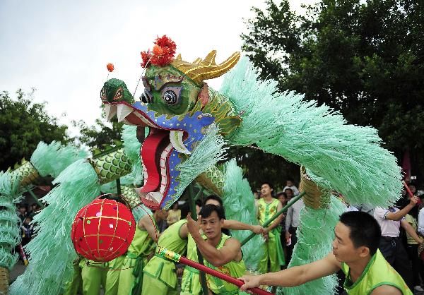 Dragon dance performance is seen at the end of the Torch Relay for the 16th Asian Games in Meizhou City, South China's Guangdong Province, Oct. 24, 2010. (Xinhua/Liang Xu) 