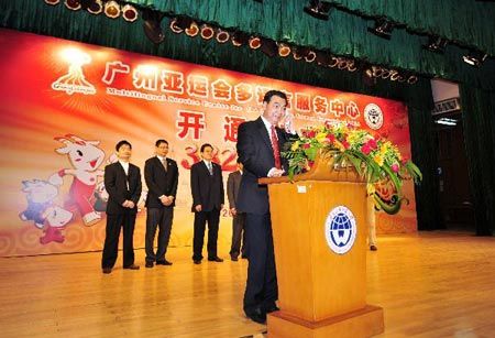 Gu Shiyang (Front), Deputy Secretary General of Guangzhou Asian Games Organising Committee (GAGOC), announces the launching of the multilingual service centre in Guangdong University of Foreign Studies, Guangzhou, capital city of southern China Guangdong Province, on Oct. 24, 2010.  
