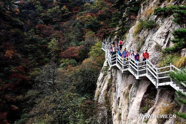 Tourists visit Mount Huangshan, located in east China's Anhui Province, on Oct. 23, 2010. Mount Huangshan revealed extraordinary beauty in Autumn.[Xinhua/Shi Guangde]