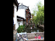 Lijiang is an old city in beautiful surroundings in northwest Yunnan. It is situated on a plateau at an elevation of 2,600 meters and is impressive due to its scenery and lush vegetation. People go there for its tranquil atmosphere, classical buildings, delicate snacks and the unique customs of Naxi People. It is a real delight in autumn, visitors will find that the temperature changes greatly in a day. It is wise to bring warm clothes as well as sun protection and an umbrella. [Photo by Niu Le] 