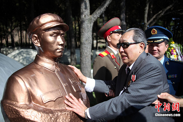 October 25, 2010 marks the 60th anniversary of the entry of the Chinese People's Volunteers (CPV) into the Korean War front in Pyongyang. In the photo a CPV veteran cherishes the memory of martyrs before the bomb of Mao Anying, son of former Chinese leader Mao Zedong. Mao Anying lost his life in the Korean War on Nov. 24, 1950. Mao Anying lost his life in the Korean War on Nov. 25, 1950.