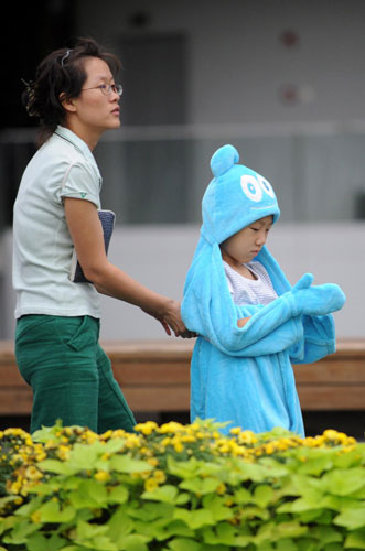 Children keep warm in Haibao-like shawls