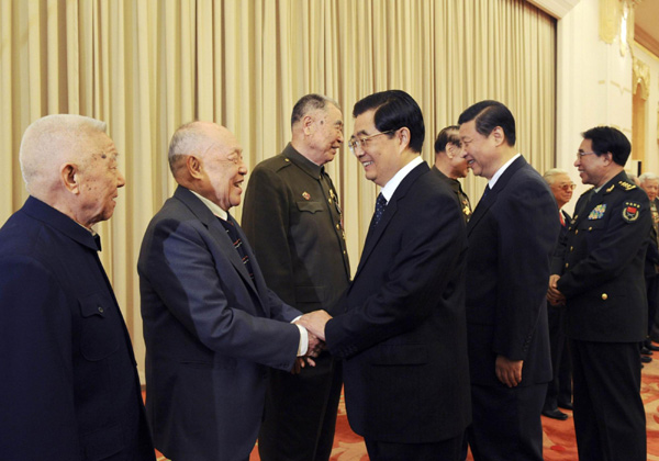 President Hu Jintao greets veterans of the Chinese People&apos;s Volunteers at the Great Hall of the People in Beijing on Oct. 25 before a seminar to mark the 60th anniversary of the entry of the Chinese army into the Korean War (1950-1953). [Xinhua] 
