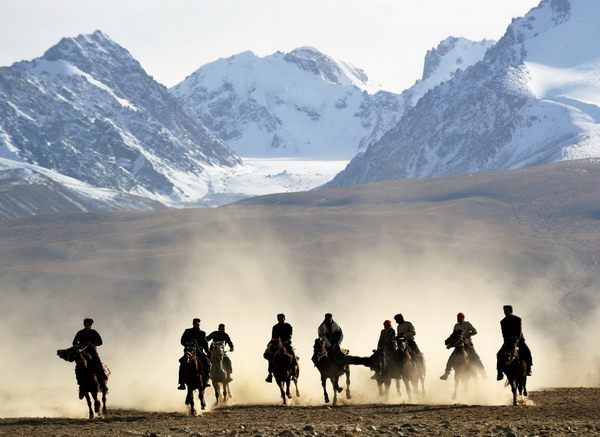 Herdsmen of the Tajik ethnic group scramble to recover the body of a goat during a competition 4,000 meters above sea level in Tashi Kuergan Tajik autonomous county, the Xinjiang Uygur autonomous region, Oct 24. The Tajik people in the Pamir Plateau usually choose to hold wedding ceremonies in the harvest season of autumn, and the goat scrambling competition is an important part of the wedding celebrations. [Xinhua] 