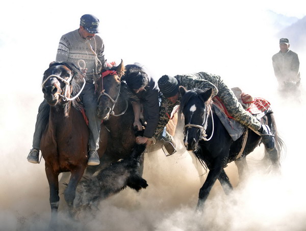 Herdsmen of the Tajik ethnic group scramble to recover the body of a goat during a competition 4,000 meters above sea level in Tashi Kuergan Tajik autonomous county, the Xinjiang Uygur autonomous region, Oct 24. The Tajik people in the Pamir Plateau usually choose to hold wedding ceremonies in the harvest season of autumn, and the goat scrambling competition is an important part of the wedding celebrations. [Xinhua] 