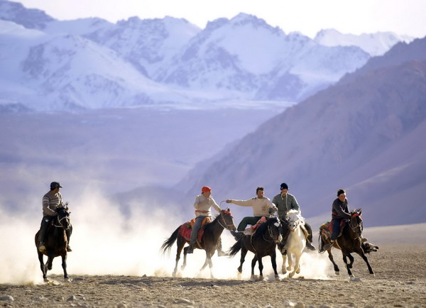 Herdsmen of the Tajik ethnic group scramble to recover the body of a goat during a competition 4,000 meters above sea level in Tashi Kuergan Tajik autonomous county, the Xinjiang Uygur autonomous region, Oct 24. The Tajik people in the Pamir Plateau usually choose to hold wedding ceremonies in the harvest season of autumn, and the goat scrambling competition is an important part of the wedding celebrations. [Xinhua] 