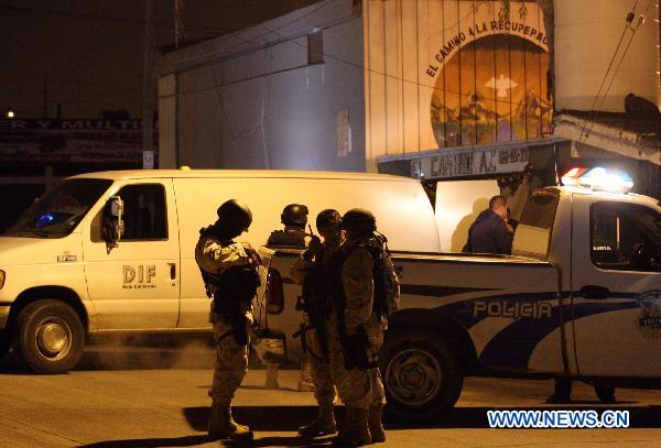 Mexican state police stand guard outside the rehabilitation center &apos;El Camino&apos; in Tijuana, Mexico, Oct. 25, 2010. A gang of armed men shot and killed 13 recuperating drug addicts on Sunday at a rehabilitation center in Tijuana. [Xinhua]