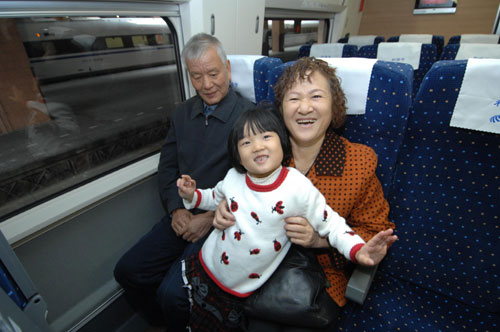 Passengers on the first train running from Hangzhou to Shanghai on the high-speed railway linking the two cities, Oct 26, 2010. Two CRH380A trains depart simultaneously from Hangzhou Railway Station and Shanghai Hongqiao Railway Station at 9:00 am Tuesday, marking the inaugural of the 202-km Shanghai-Hangzhou high-speed railway. [Xinhua]