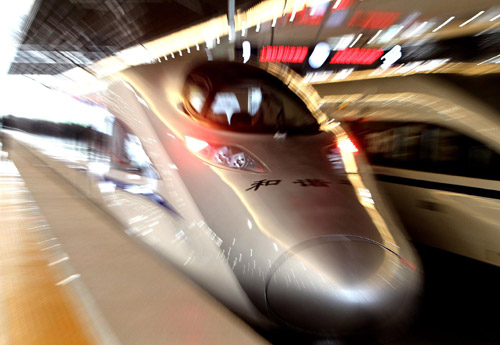 A CRH380A train departs from Shanghai Hongqiao Railway Station to start its jouney on the Shanghai-Hangzhou Railway, Oct 26, 2010. [Xinhua]