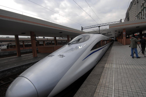 A CRH380A train departs from Hangzhou Railway Station to start its jouney on the first day of operation of the Shanghai-Hangzhou high-speed railway, Oct 26, 2010. [Xinhua]