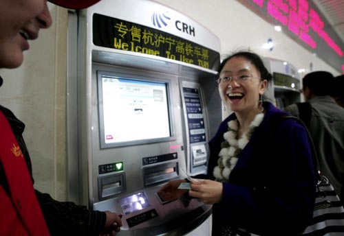 A woman buys train tickets for high-speed railway linking Shanghai and Hangzhou from an automatic ticket selling machine at the Hangzhou Railway Station in Hangzhou, capital of East China&apos;s Zhejiang province, Oct 25, 2010. [Xinhua]