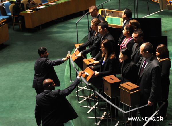 Delegates of the UN member states cast their ballots at the General Assembly hall at the UN Heaquarters in New York, Oct. 25, 2010. China on Monday was re-elected to the UN Economic and Social Council (ECOSOC), one of the six principal UN organs tasked to coordinate the economic, social and related work of the United Nations and its specialized agencies and institutions -- known as the United Nations family organizations. [Shen Hong/Xinhua] 