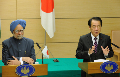India's Prime Minister Manmohan Singh (L) and Japanese Prime Minister Naoto Kan attend a joint news conference in Tokyo Oct 25, 2010. Japan and India pledged closer strategic ties between Asia's second and third biggest economies in talks on Monday.[Agencies]