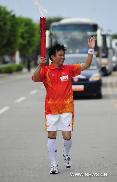 Torchbearer Li Zhuoqi runs during the torch relay for the 16th Asian Games in Heyuan City, south China's Guangdong Province, Oct. 25, 2010. (Xinhua/Liang Xu) 