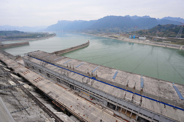 The water level at the Three Gorges Dam, the world's largest water control project, reaches its designed maximum 175 meters at 8:55 October 26, 2010. The picture taken on October 26, 2010 shows the Three Gorges reservoir. [Xinhua photo]