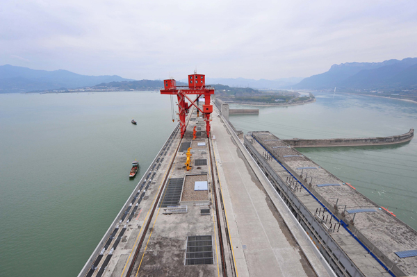 The water level at the Three Gorges Dam, the world's largest water control project, reaches its designed maximum 175 meters at 8:55 October 26, 2010. The picture taken on October 26, 2010 shows the Three Gorges reservoir. [Xinhua photo]