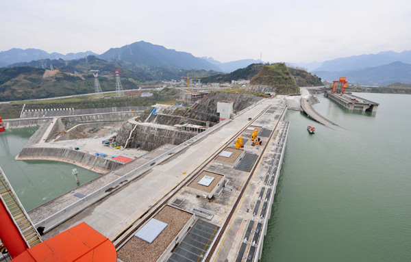 The water level at the Three Gorges Dam, the world's largest water control project, reaches its designed maximum 175 meters at 8:55 October 26, 2010. The picture taken on October 26, 2010 shows the Three Gorges reservoir. [Xinhua photo]