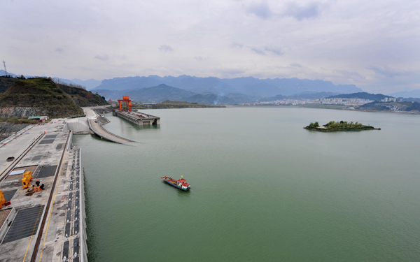 The water level at the Three Gorges Dam, the world's largest water control project, reaches its designed maximum 175 meters at 8:55 October 26, 2010. The picture taken on October 26, 2010 shows the Three Gorges reservoir. [Xinhua photo]