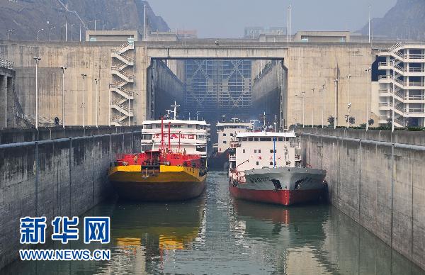 The water level at the Three Gorges Dam, the world's largest water control project, reaches its designed maximum 175 meters at 8:55 October 26, 2010. The picture taken on October 25, 2010 shows the Three Gorges reservoir. [Xinhua photo]