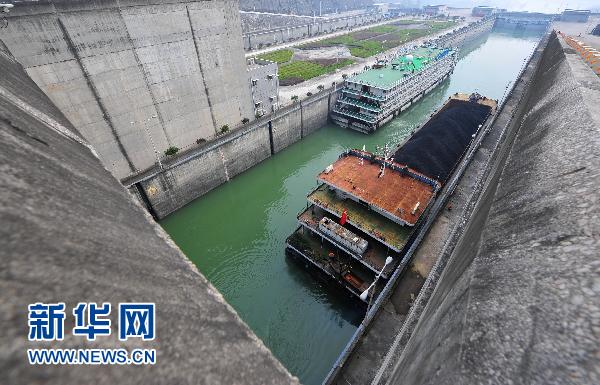 The water level at the Three Gorges Dam, the world's largest water control project, reaches its designed maximum 175 meters at 8:55 October 26, 2010. The picture taken on October 25, 2010 shows the Three Gorges reservoir. [Xinhua photo]