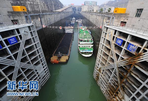 The water level at the Three Gorges Dam, the world's largest water control project, reaches its designed maximum 175 meters at 8:55 October 26, 2010. The picture taken on October 25, 2010 shows the Three Gorges reservoir. [Xinhua photo]