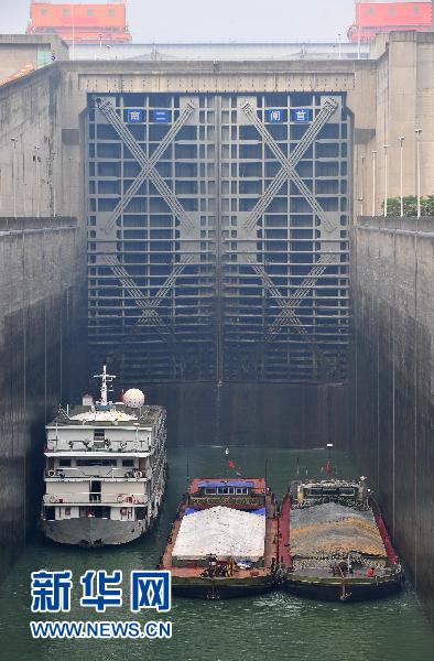 The water level at the Three Gorges Dam, the world's largest water control project, reaches its designed maximum 175 meters at 8:55 October 26, 2010. The picture taken on October 25, 2010 shows the Three Gorges reservoir. [Xinhua photo]