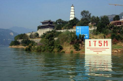 The water level at the Three Gorges Dam, the world's largest water control project, reaches its designed maximum 175 meters at 8:55 October 26, 2010. The picture taken on October 25, 2010 shows the Three Gorges reservoir. [Xinhua photo]