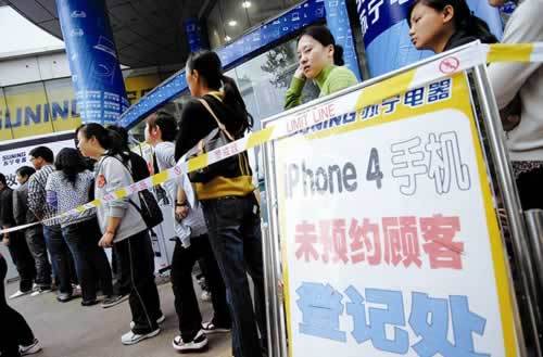 In the picture Chinese consumers are queuing up to buy iPhone 4. It has been a month since U.S.-based Apple Company launched its iPhone 4 series in the Chinese mainland market, yet demand shows no sign of abating. 