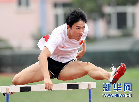 In the picture taken on October 22, Chinese hurdler Liu Xiang is in Shanghai Xinzhuang Training Base for training to prepare for the sixteenth Asian Games which will be held in Guangzhou in November. 