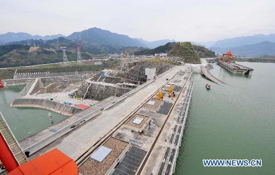 Photo taken on Oct. 26, 2010 shows the Three Gorges Dam and the reservoir (on the right side of the dam) after the water level reached 175 meters, its designed maximum, at 9 a.m. Tuesday in Yichang, central China's Hubei Province. [Xinhua] 