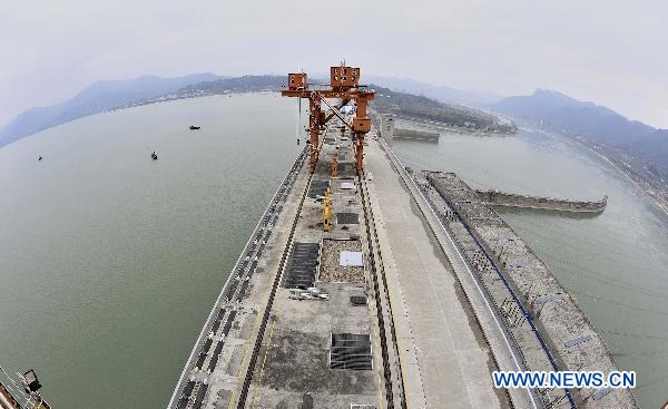 Photo taken on Oct. 26, 2010 shows the Three Gorges Dam and the reservoir (on the left side of the dam) after the water level reached 175 meters, its designed maximum, at 9 a.m. Tuesday in Yichang, central China's Hubei Province. 