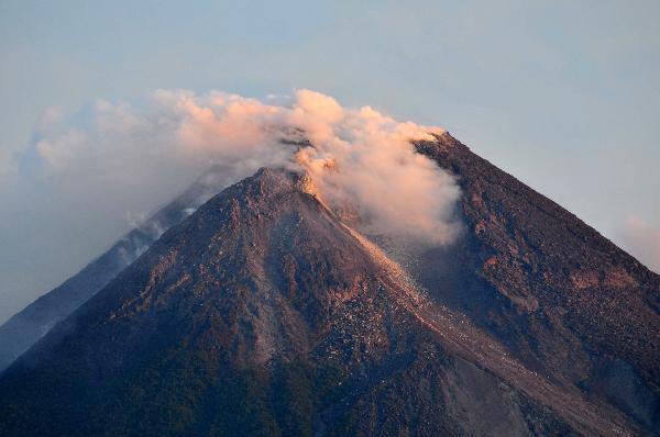 A view of the Mount Merapi volcano emitting smoke from the village of Boyong, in the district of Sleman, central Java October 23, 2010. Indonesia's Volcanology and Geological Disaster Mitigation Center on Friday increased the volcano's alert status to the second highest level following its increasing volcanic activities, according to local media. 