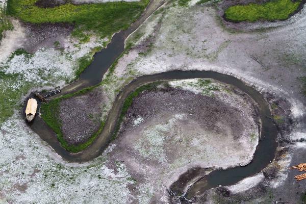 The picture taken on Oct. 25, 2010 shows Amazon&apos;s main affluent the Black River which has got to its lowest level over the past 30 years due to a strong drought in Brazil. At least 40 of the 62 municipalities of the region are in state of emergency and 38,000 families are isolated without water, food and medicines. The Brazilian Air Force is helping deliver food to the affected regions. 