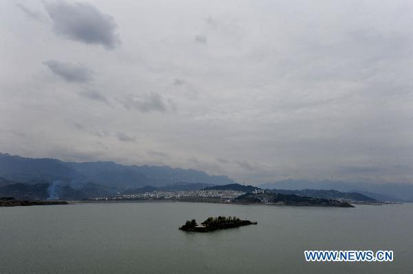 Photo taken on Oct. 26, 2010 shows the Three Gorges reservior after the water level reached 175 meters, its designed maximum, at 9 a.m. Tuesday in Yichang, central China's Hubei Province. 