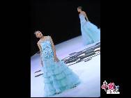 Through efforts and improvements of 13 years, China Fashion Week has built itself into a professional service platform for fashion trends, design innovations and brand images, which is also a definite focus of this industry. [By Hu Yue and Wang Ke / China.org.cn]