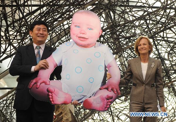 Spain's giant baby donated to permanent Expo museum