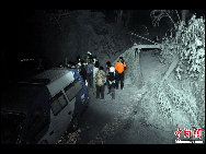 Rescue workers search for survivors after the Mount Merapi erupted in Indonesia, Tuesday, Oct. 26, 2010. [Chinanews.com]