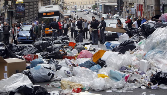 Police patrol a street full of rubbish in Naples Oct 24, 2010. [China Daily/Agencies]