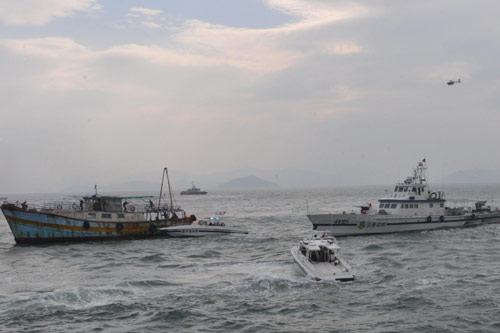Police officers pursue a suspicious &apos;terrorist&apos; ship during an anti-terror and anti-smuggling drill at the Dapeng Bay off Shenzhen coast, South China&apos;s Guangdong province, Oct 25, 2010. [Xinhua]