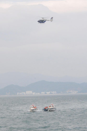  Police officers pursue a suspicious &apos;terrorist&apos; ship during an anti-terror and anti-smuggling drill at the Dapeng Bay off Shenzhen coast, South China&apos;s Guangdong province, Oct 25, 2010. [Xinhua]