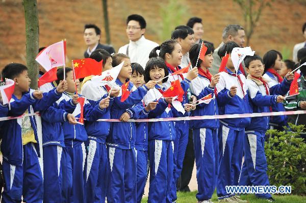 Local students cheer along the route during the torch relay for the 16th Asian Games in Shaoguan City, south China's Guangdong Province, Oct. 27, 2010. (Xinhua/Liang Xu) 