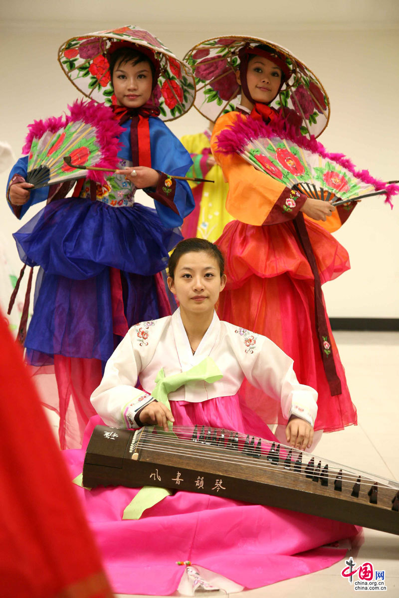 高清大圖：中國民族服飾展演團將赴美國展演