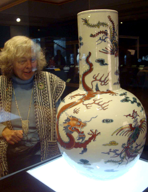 On October 26 the Suzhou Museum displays more than 150 pieces of porcelain collection of Chinese Ming and Qing dynasties. The two exhibition has attracted a lot of domestic and foreign visitors. [Xinhua photo] 