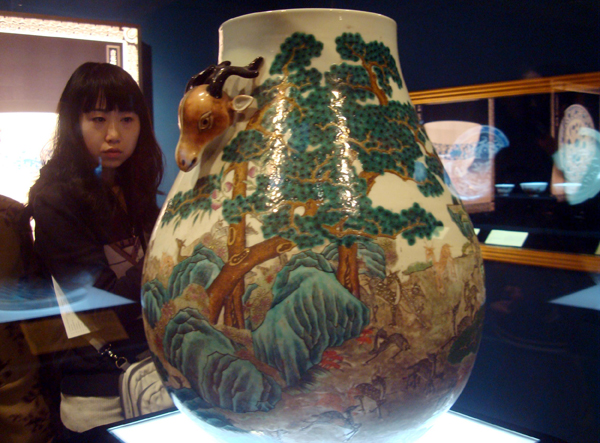 On October 26 the Suzhou Museum displays more than 150 pieces of porcelain collection of Chinese Ming and Qing dynasties. The two exhibition has attracted a lot of domestic and foreign visitors. [Xinhua photo] 