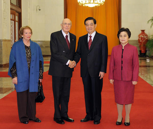 Chinese President Hu Jintao (2nd R) shakes hands with Italian President Giorgio Napolitano during a welcoming ceremony at the Great Hall of the People in Beijing on Oct. 26, 2010. [Xinhua photo]