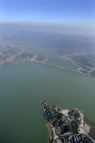 Picture taken on Oct 23, 2010 shows the Three Gorges Reservoir in Yichang, Central China&apos;s Hubei province. The water level at the Three Gorges Dam, the world&apos;s largest water control and utilization project, reached 175 meters on Oct 26, 2010. The 175-meter mark, a milestone in the construction of the gigantic reservoir, would enable the project to fulfill its functions of flood control, power generation, navigation and water supply to the fullest extent. [Xinhua]