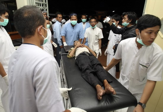 Paramedic transport a villager on a stretcher after Mount Merapi erupted, at a hospital in Pakem district in Sleman, near Indonesia&apos;s ancient city of Yogyakarta October 26, 2010. The volcano Mount Merapi erupted on Tuesday, prompting terrified villagers to flee and join the thousands already evacuated from its slopes.[China Daily/Agencies]