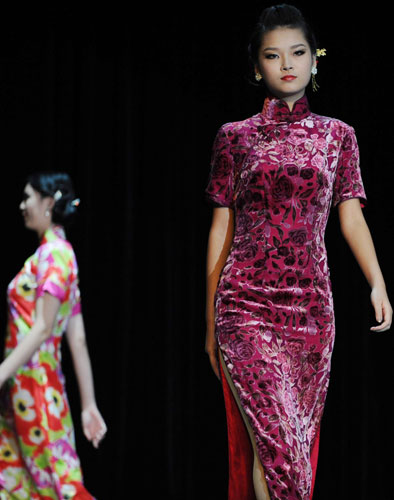 Models show off the elegant cheongsam or qipao to demonstrate the unique charms of these 100-year-old Chinese clothes at the Expo Performance Center, Oct 26, 2010. [Xinhua]