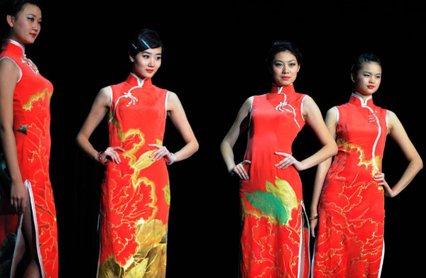 Models show off the elegant cheongsam or qipao to demonstrate the unique charms of these 100-year-old Chinese clothes at the Expo Performance Center, Oct 26, 2010. [Xinhua]