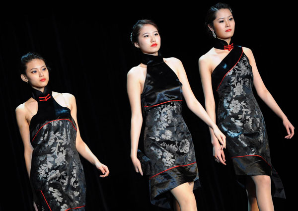 Models show off the elegant cheongsam or qipao to demonstrate the unique charms of these 100-year-old Chinese clothes at the Expo Performance Center, Oct 26, 2010. [Xinhua]